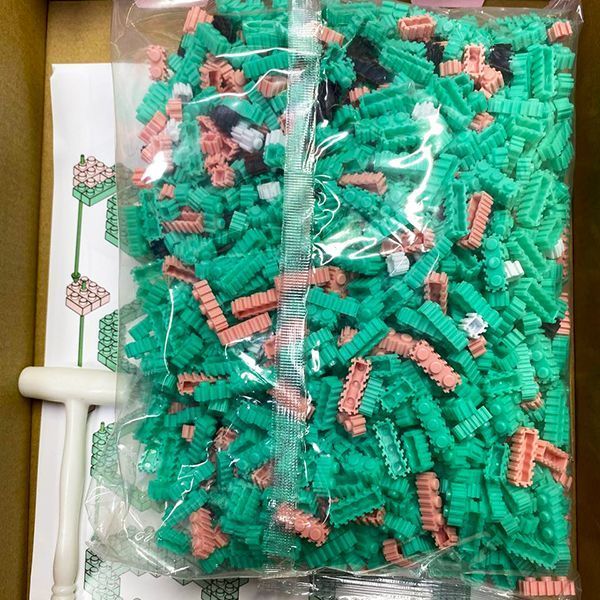 Конструктор Magic Blocks LABUBU коричневого цвета высотой 33 см на 3132 детали позволяет создать объемную фигуру для декора и творчества. 9189 фото